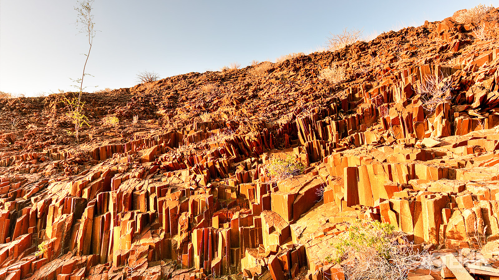 De Organ Pipes zijn ontstaan tijdens vulkanische activiteit zo’n 120 miljoen jaar geleden, waarbij lava snel afkoelt en de typische zeshoekige basaltzuilen ontstaan