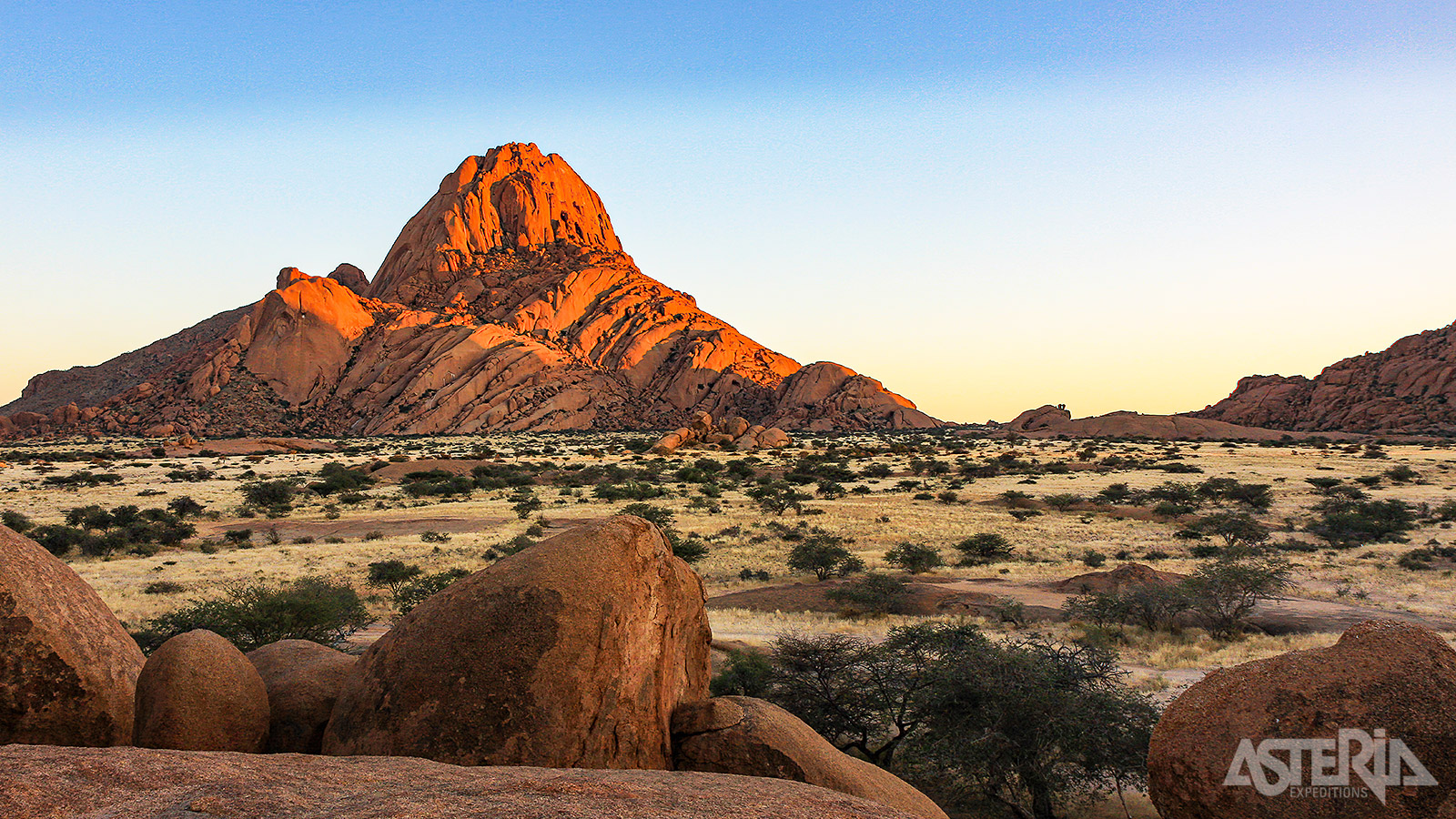 De Spitzkoppe, ook wel bekend als de ’Matterhorn van Namibië,’, is een 1.728m hoge, iconische granietberg
