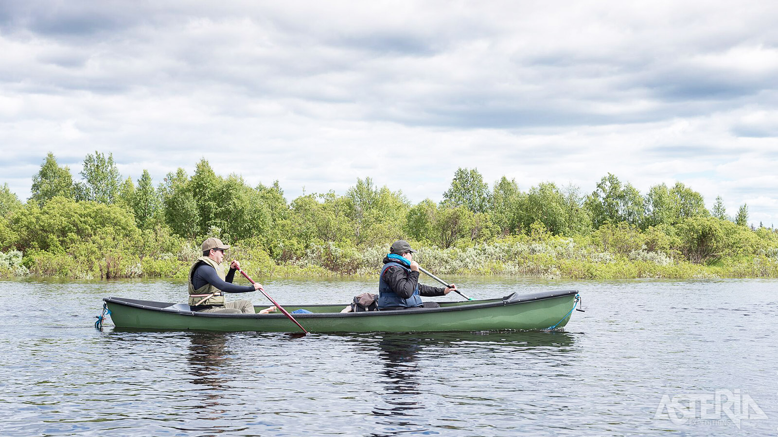De kano’s worden te water gelaten en je vaart de Muonio-rivier af die de grens vormt tussen Zweden en Finland