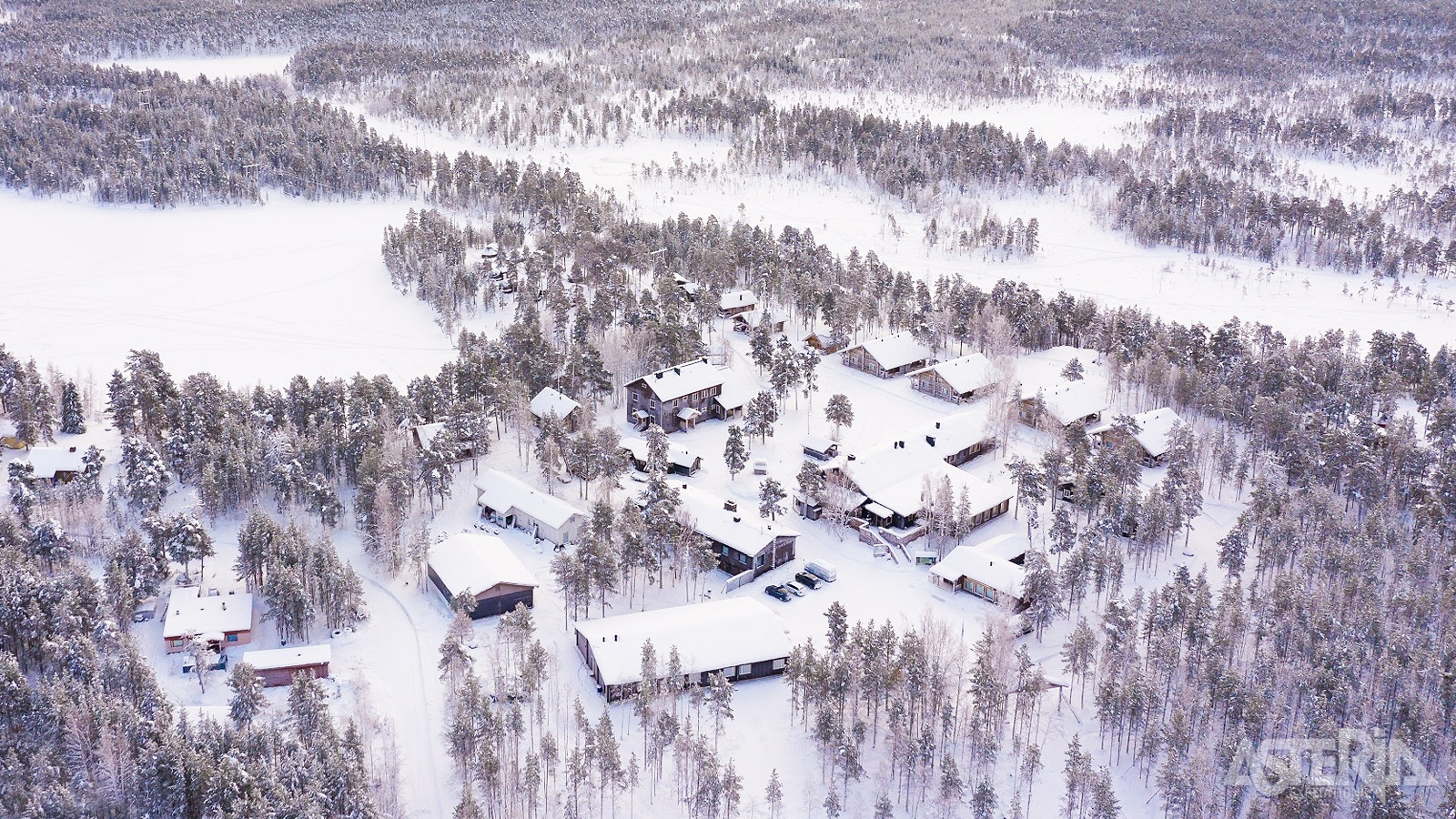 Het Nellim wildernishotel is gelegen aan het meer van Inari, vlakbij de Russische grens
