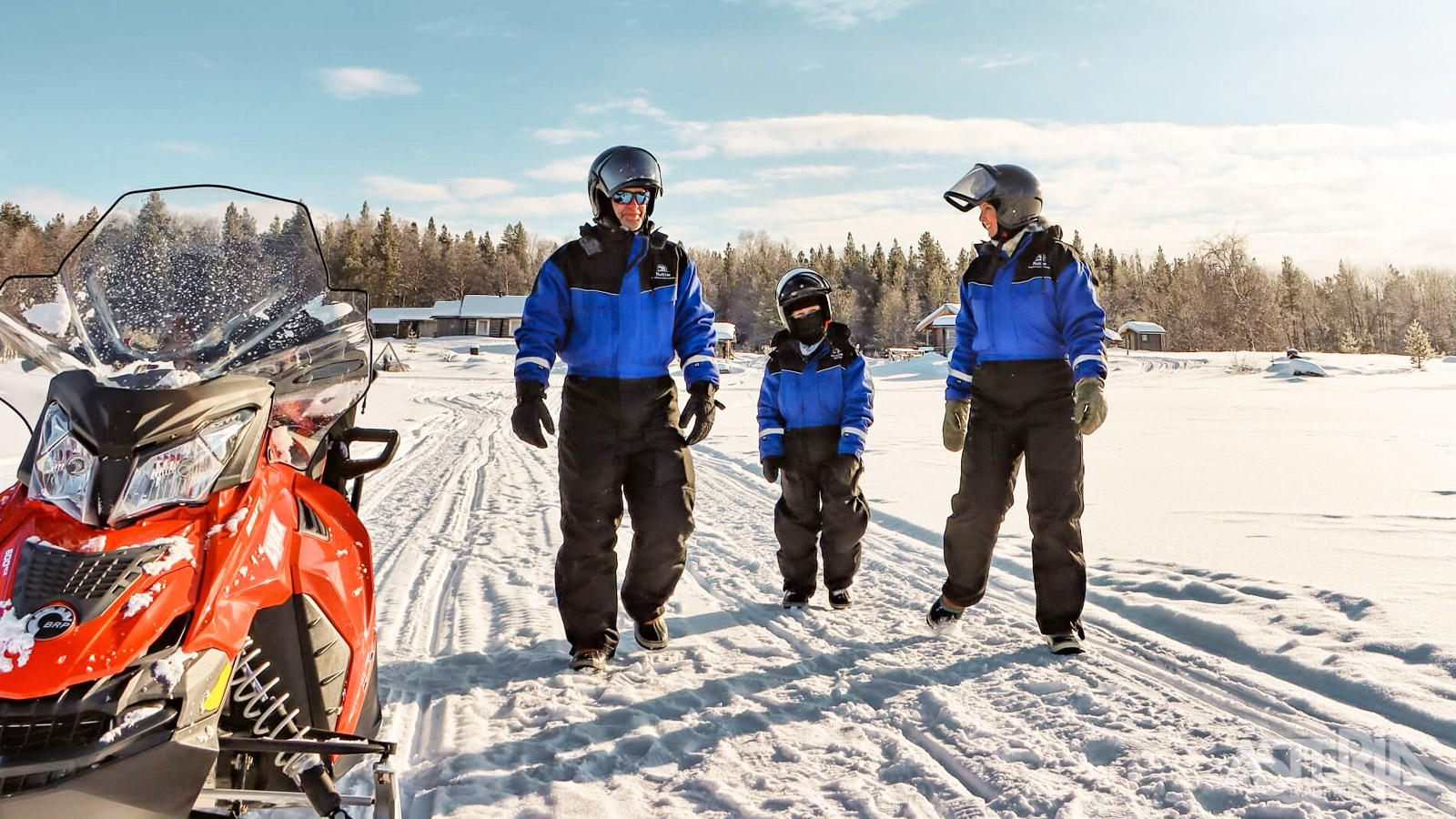 Tijdens de tocht met de sneeuwscooter bezoek je een rendierboerderij