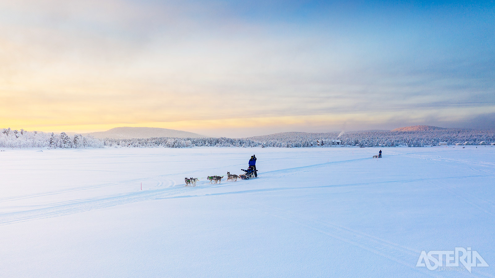 Ervaar de opwinding van een huskysafari in de betoverende winterlandschappen van Fins Lapland