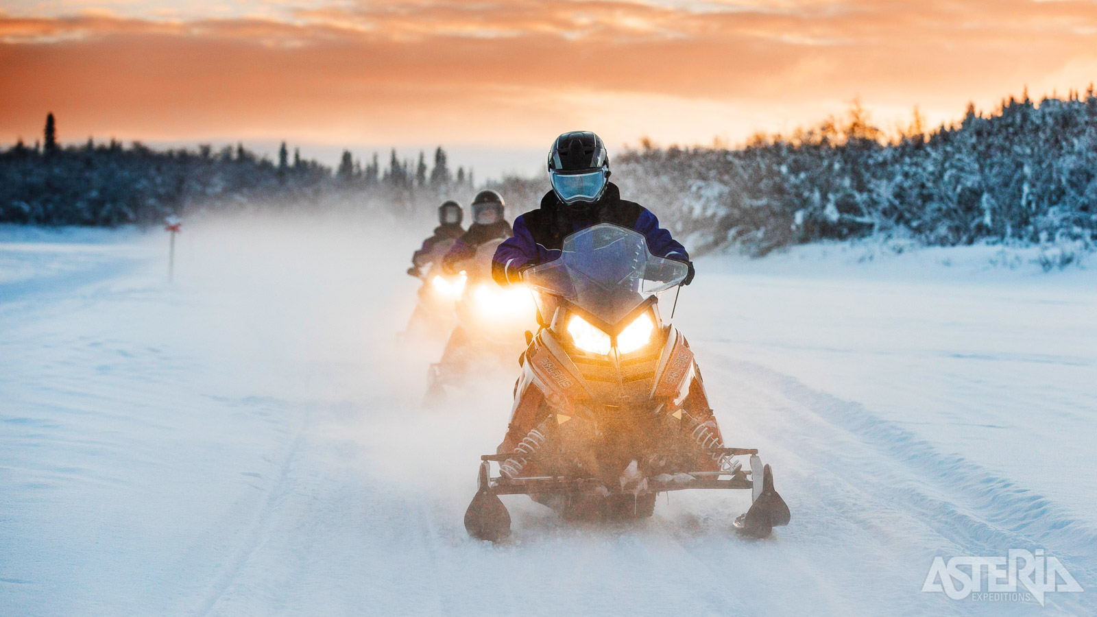 Tijdens deze reis beleef je een scala aan winterse activiteiten: van een opwindende sneeuwscootersafari en een betoverende huskytocht tot een bezoek aan een rendierboerderij