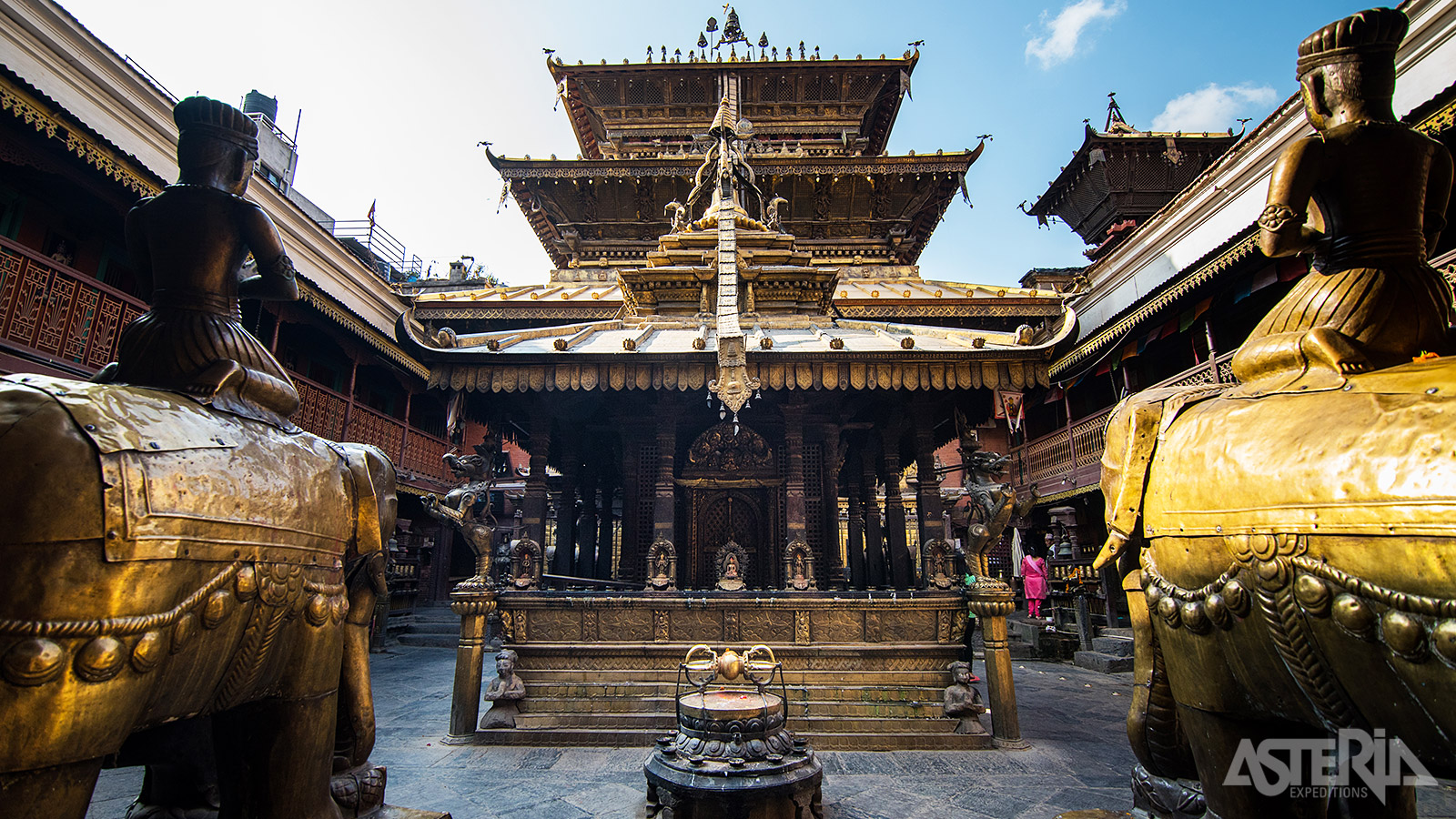 Hiranya Varna Mahavihar, ook bekend als de Gouden Tempel, staat bekend om zijn schitterende vergulde bronzen gevel, rijk versierd met beelden