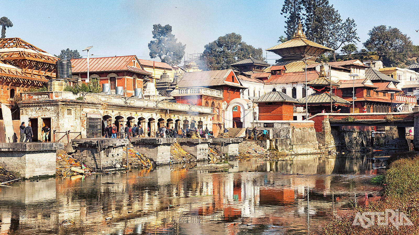 Aan de heilige Bagmati-rivier vinden eeuwenoude crematieceremonies plaats, diep geworteld in de hindoeïstische traditie.
