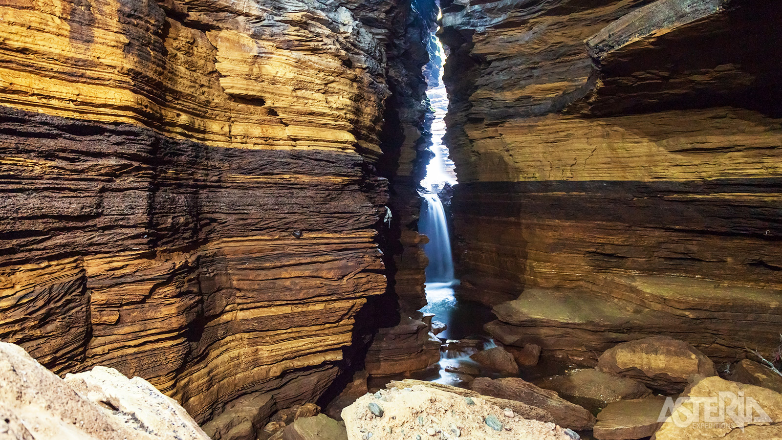 De spectaculaire Devil’s Fall is uniek ten opzichte van andere watervallen, omdat het water er in de grond verdwijnt