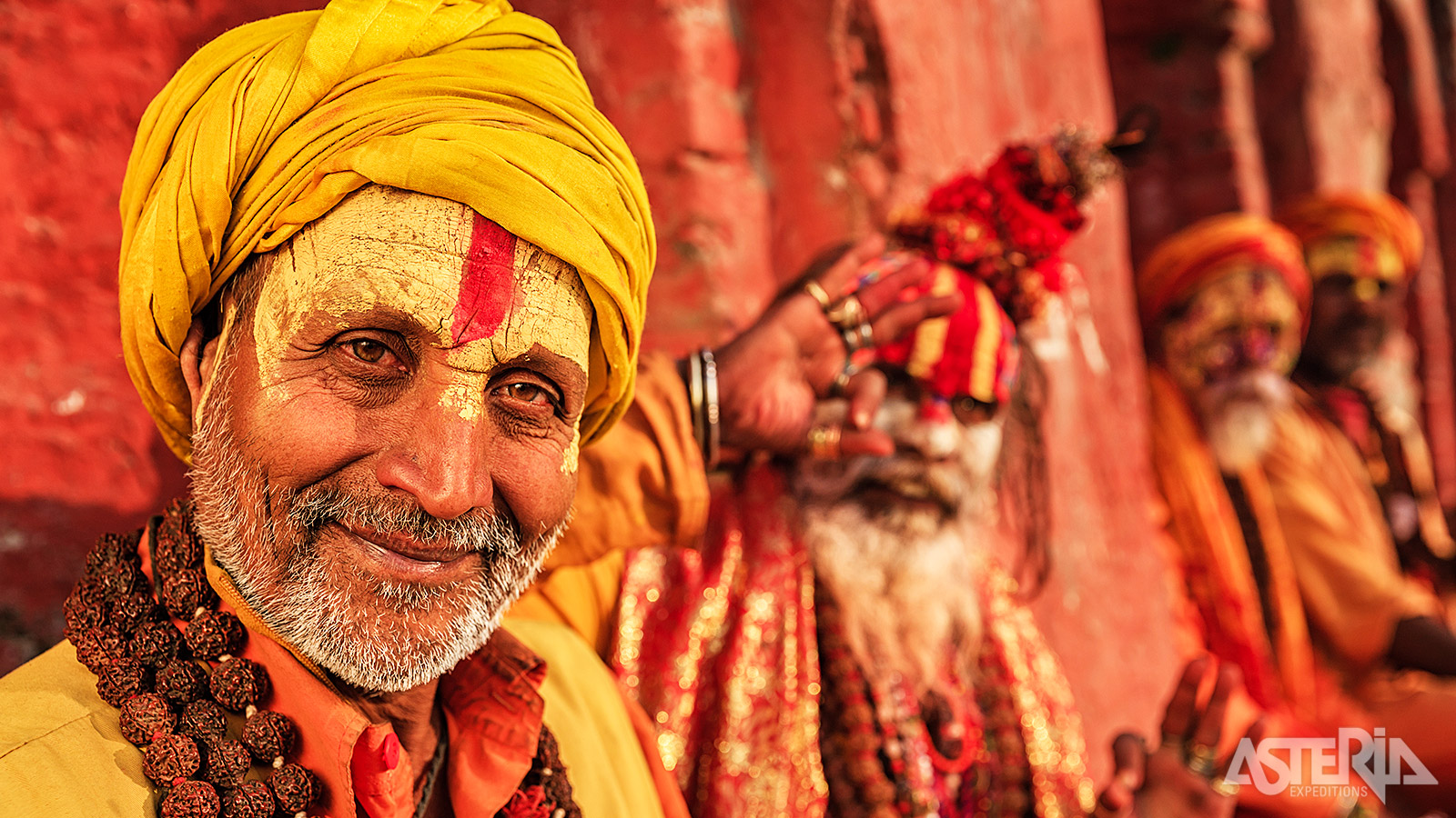 Tussen de tempels en heiligdommen ontmoet je kleurrijke sadhu’s met saffraankleurige gewaden, beschilderde gezichten en lang haar