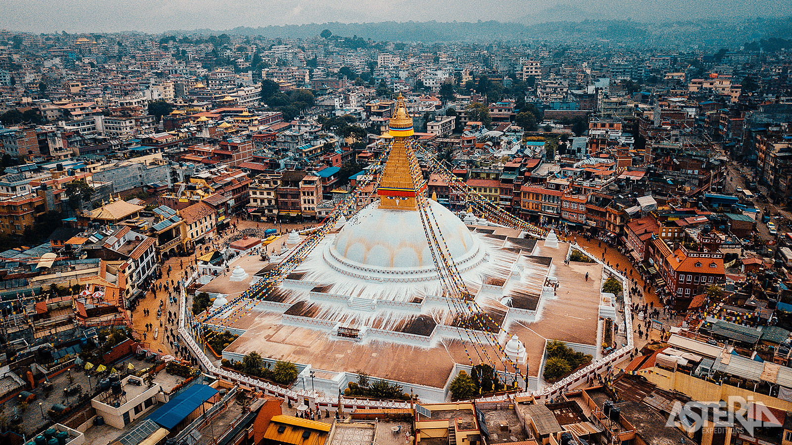 Met zijn witte koepel, goudkleurige toren en de alziende ogen, behoort Boudhanath tot de grootste stoepa’s ter wereld