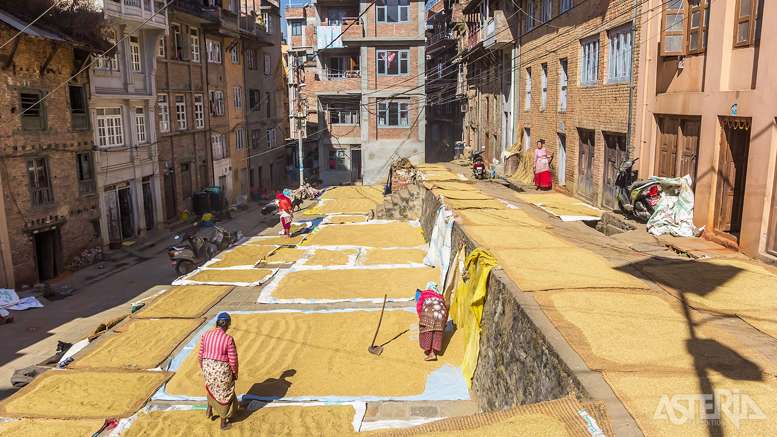 Kirtipur, bekend om zijn Newari-cultuur, prachtige uitzichten op de vallei én... het drogen van rijst op straat