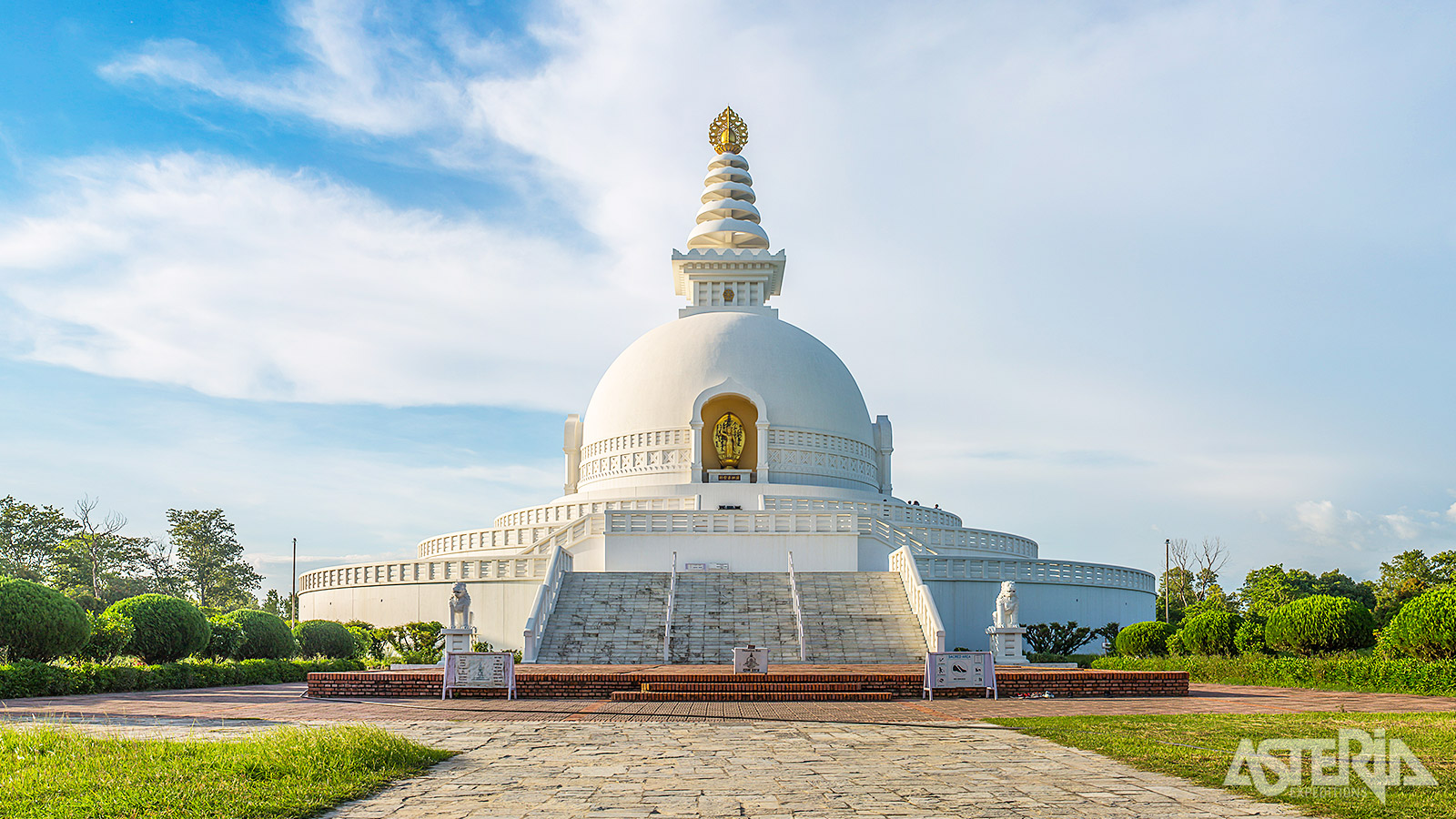 Tussen de serene tuinen van Lumbini staat de Pagoda van de Wereldvrede