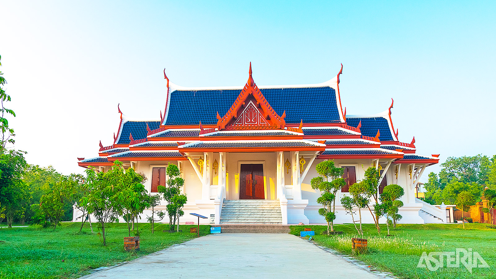 Het Thaise Paleis in Lumbini laat zien hoe verschillende culturen hun eigen schoonheid en tradities hier samenbrengen