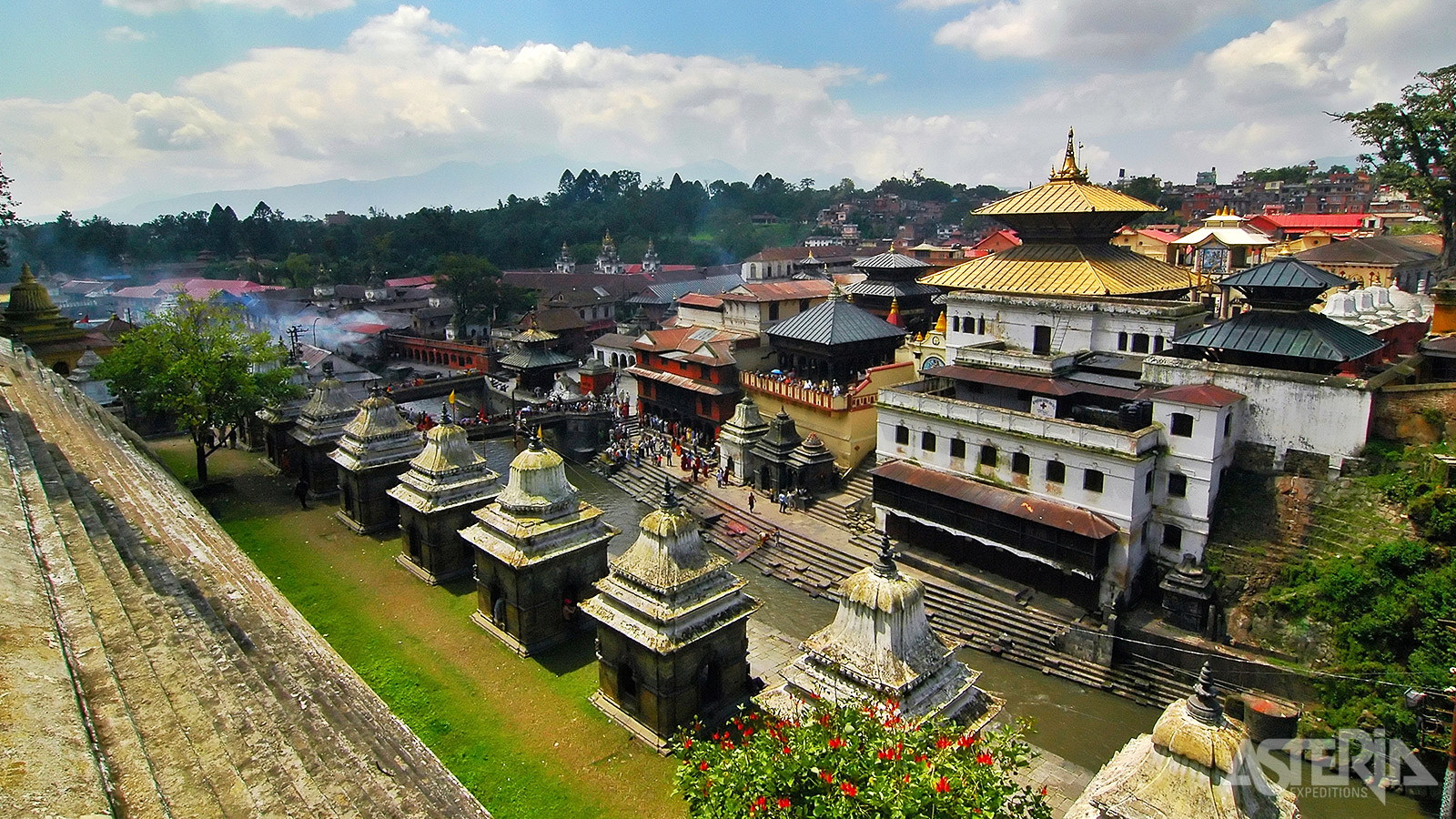 De Pashupatinath-tempel ligt aan de oever van de Bagmati-rivier in Kathmandu