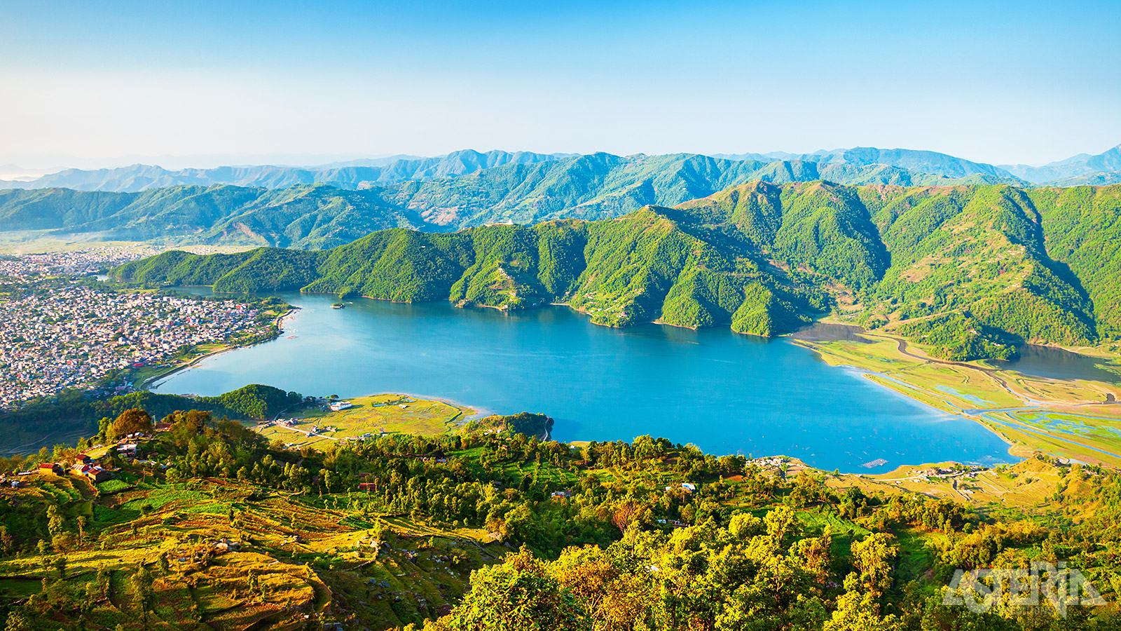 Het Fewa-meer (Phewa Lake) nabij Pokhara is één van de bekendste en mooiste meren van Nepal