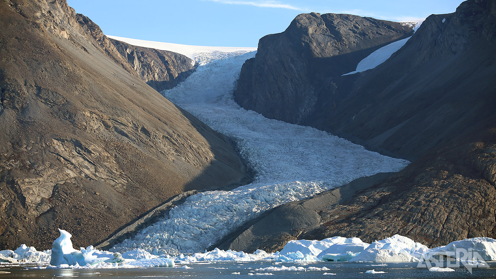 De talrijke gletsjers die uitmonden in Scoresby Sund laten immense ijsmassa’s los in de fjord