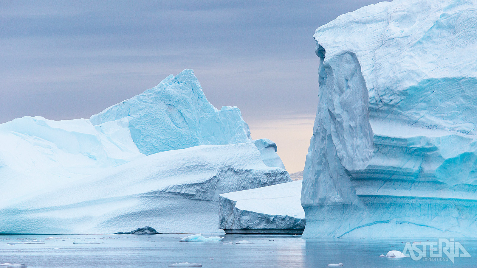 IJsbergen ontstaan hier door het afkalven van ijs van de vele gletsjers die de Groenlandse ijskap telt