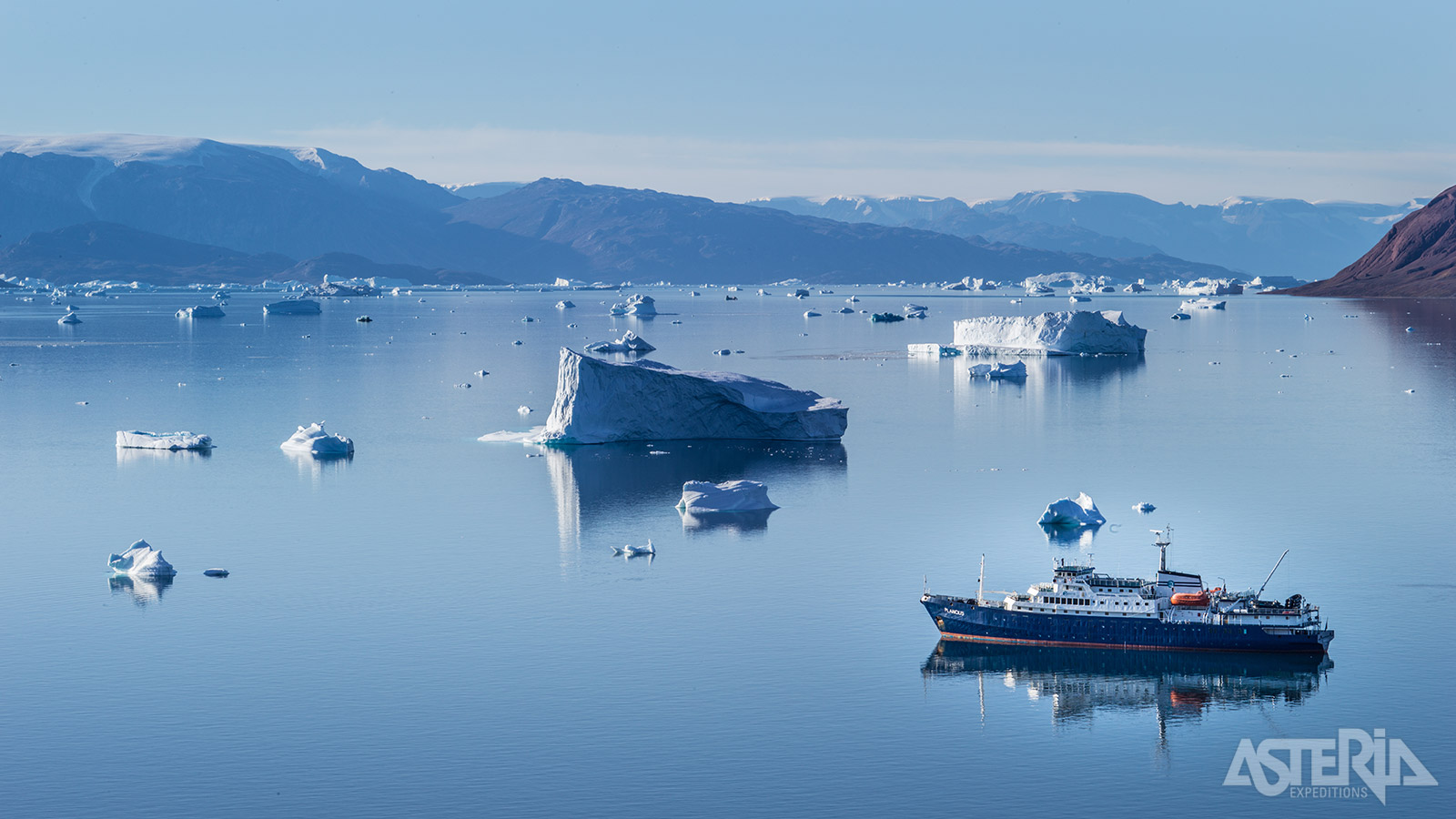 Ijsbergen vind je in alle vormen en formaten nabij Rode Fjord