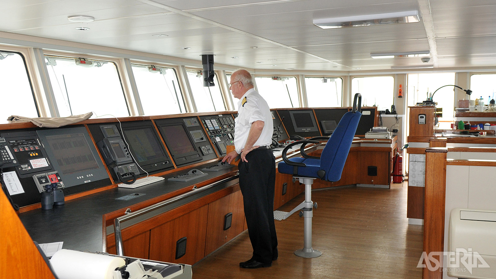 De brug is het commandocentrum van het cruiseschip waar je de kapitein en officieren aan het werk kan zien