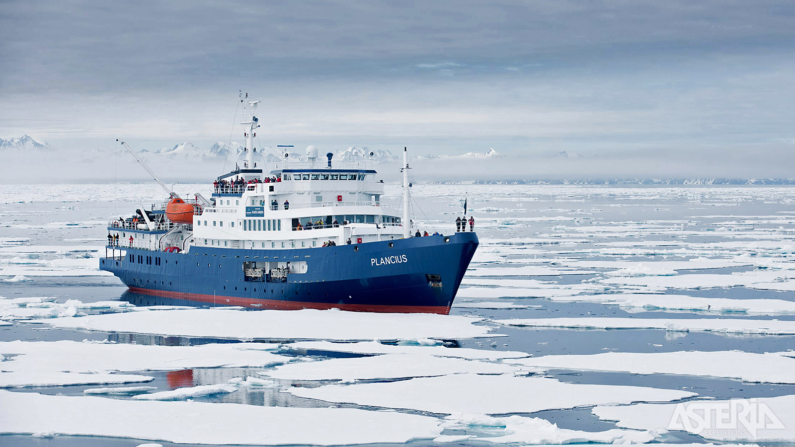 De MV Plancius heeft open dekken op verschillende niveaus met rondom wandelruimte op dek 4
