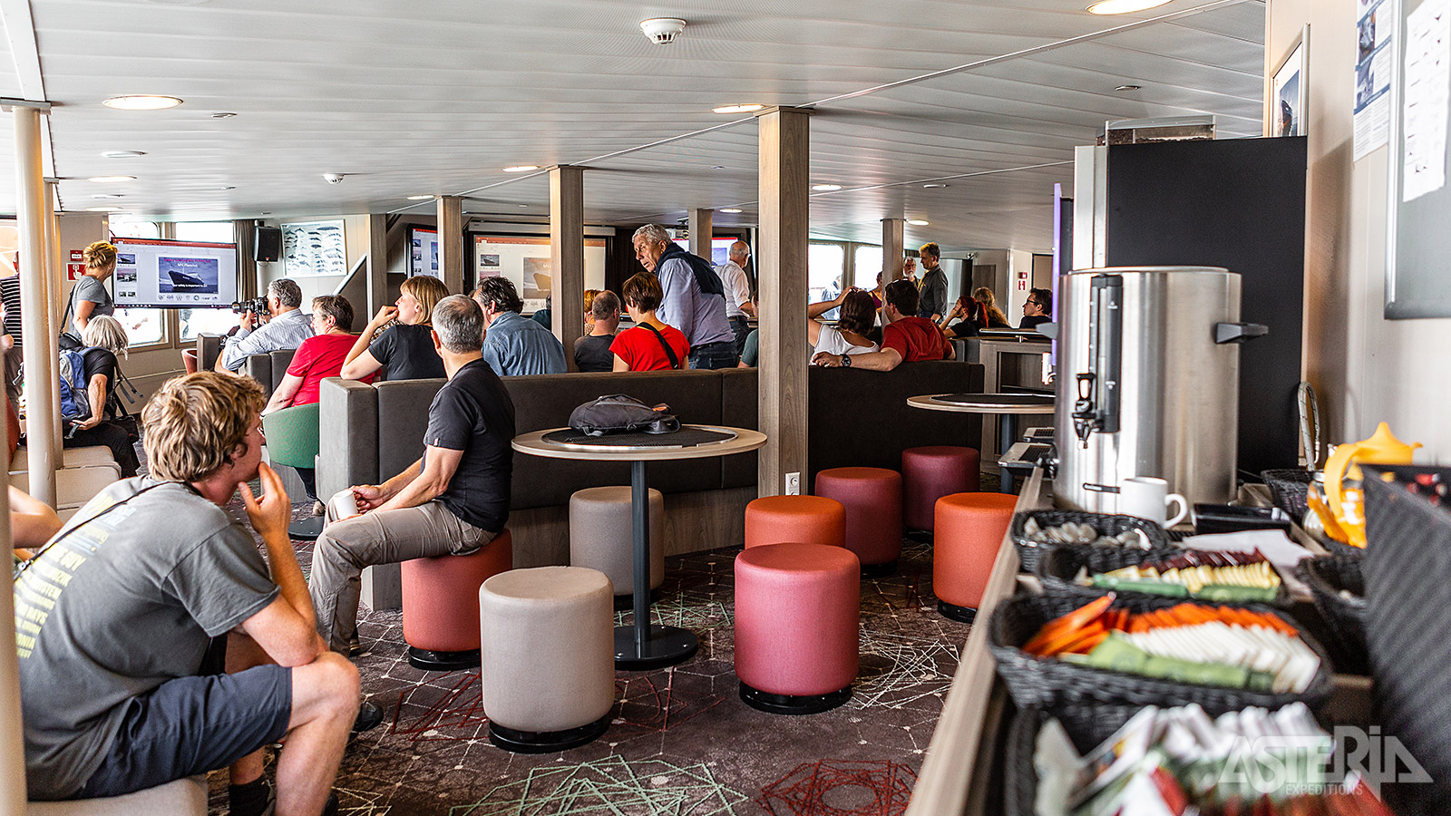 Het observatiedek aan boord van de MV Plancius biedt een panoramisch uitzicht op het omringende Arctische landschap