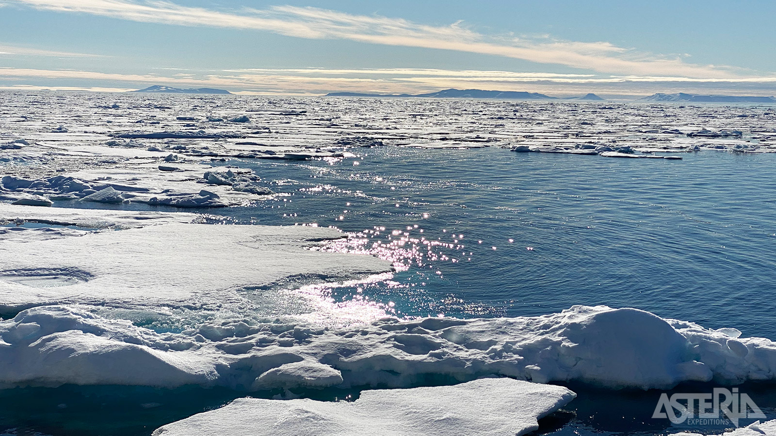 Vanuit Spitsbergen volg je de rand van het pakijs tot de kust van Noordoost-Groenland