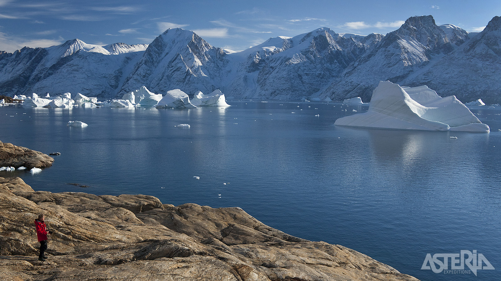 De imposante ijsbergen in Scoresby Sund vormen een adembenemend schouwspel tegen de ruige achtergrond van het Groenlandse landschap