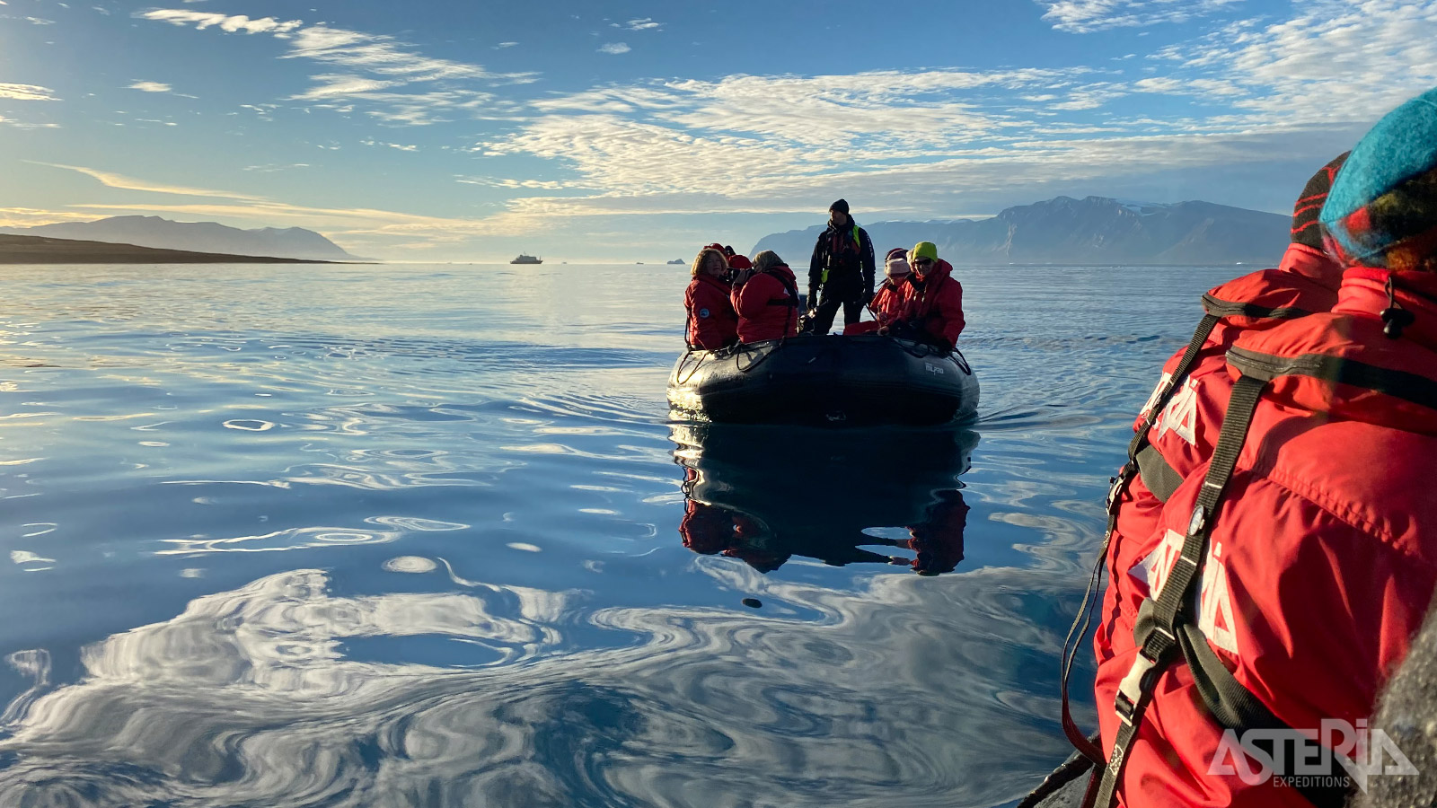 Zodiac-cruises in de fjorden bieden een onvergetelijke ervaring, waarbij je langs torenhoge kliffen en majestueuze ijsbergen vaart