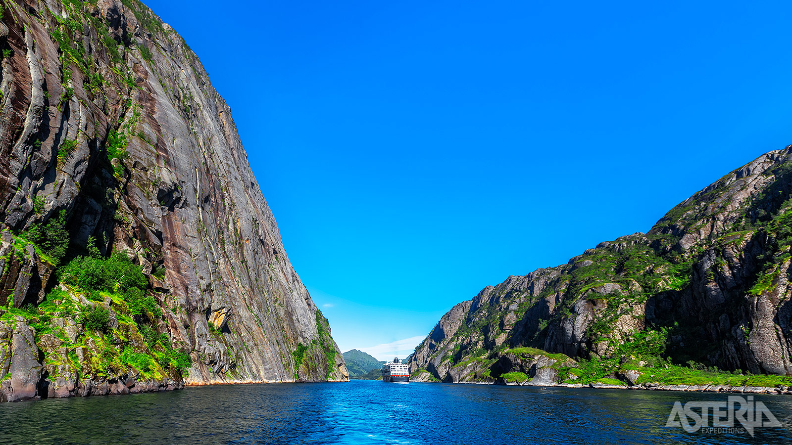 De Trollfjord is slechts 2km lang, maar heeft een spectaculaire, smalle ingang die tussen 2 steile bergwanden door snijdt