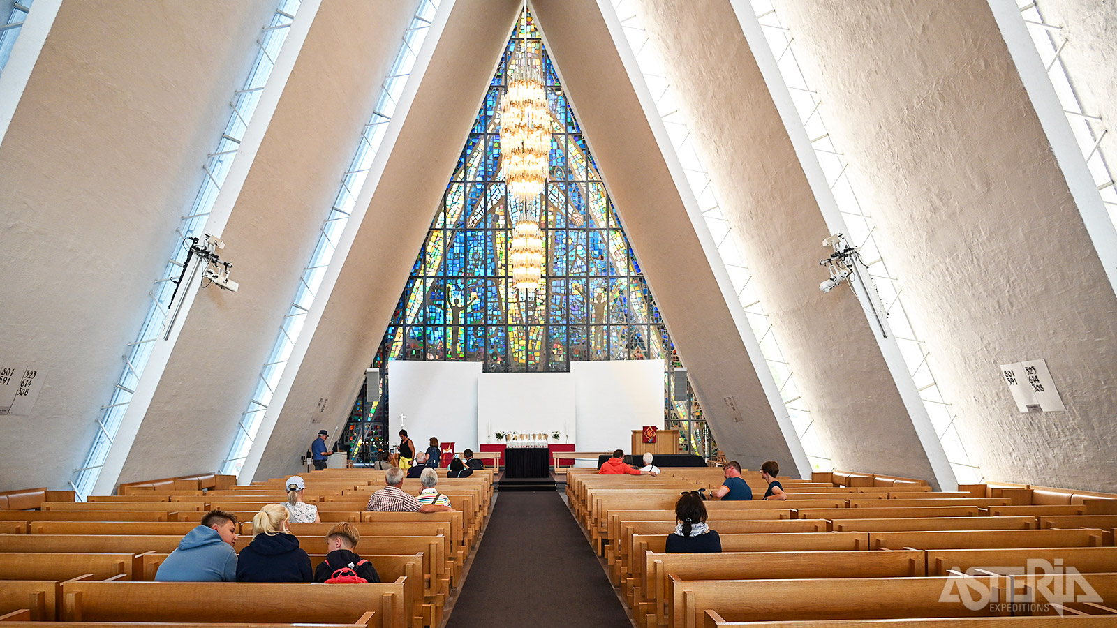 Het indrukwekkende glasmozaïek van Victor Sparre is één van de meest bezochte kunstwerken in Noord-Noorwegen