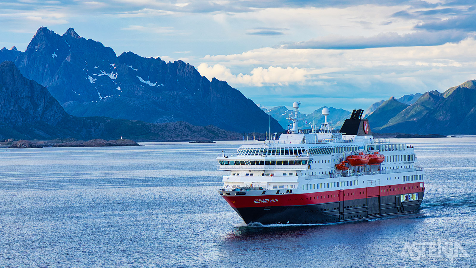 Tijdens het programma reis je enkele dagen aan boord van een schip van de Hurtigruten