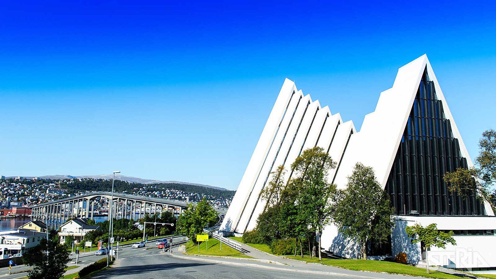 De bekende arctische kathedraal is een architectonisch meesterwerk en een herkenningspunt van Tromsø