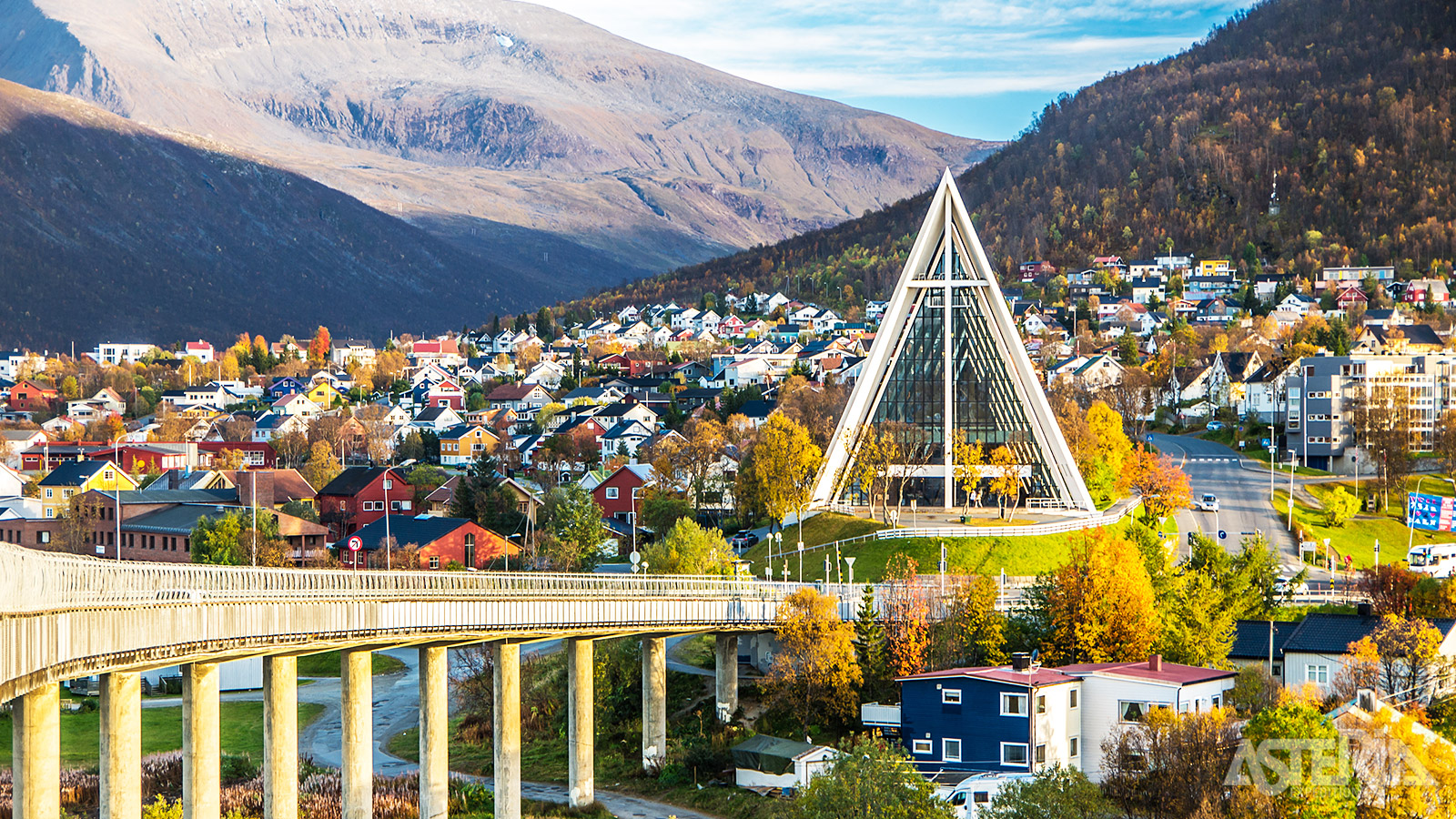 De Arctische kathedraal, ontworpen door Jan Inge Hovig, is één van de meest iconische gebouwen van Tromsø