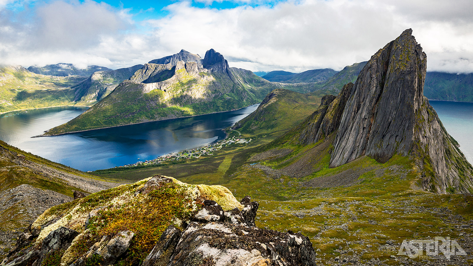 Senja biedt een spectaculaire mix van ruige bergen, diepe fjorden, schilderachtige vissersdorpjes en idyllische stranden