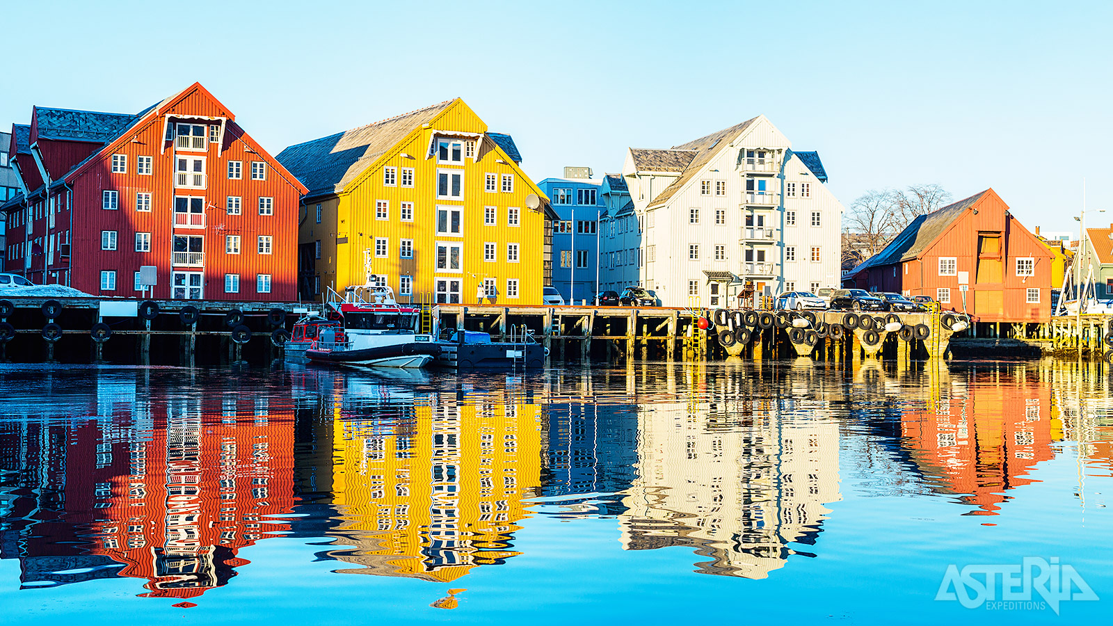 Tromsø heeft een mix van houten huizen, moderne architectuur en historische gebouwen die haar unieke charme weerspiegelen