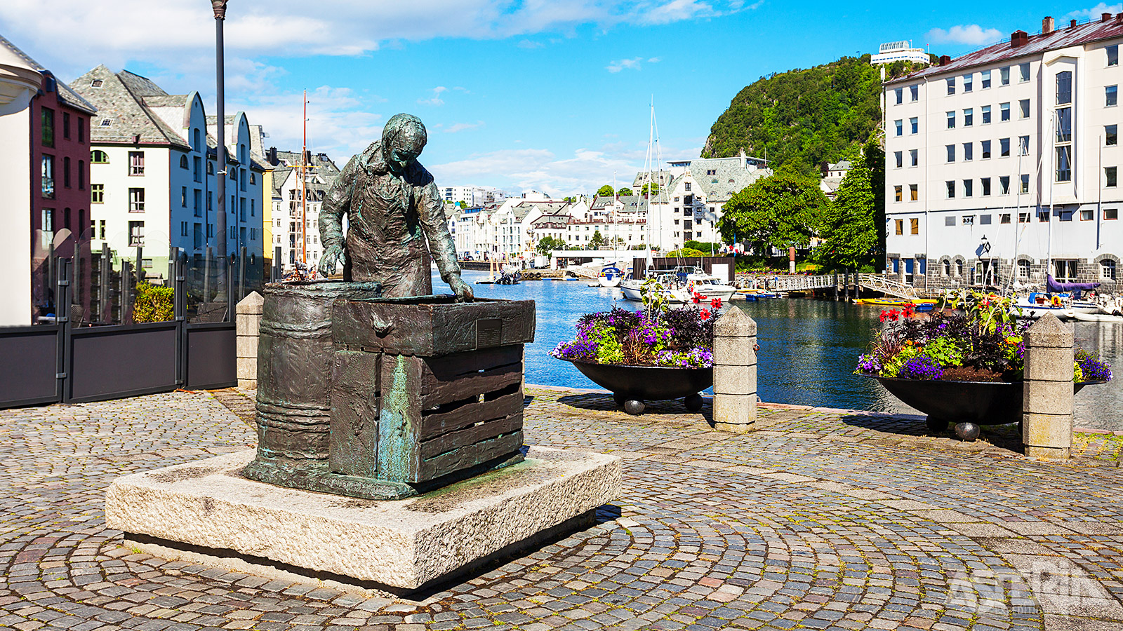 De oude houten huizen in het centrum van Ålesund geven de stad een typische Noorse sfeer