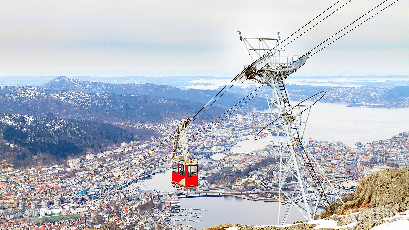 Neem vanuit het centrum van Bergen de kabellift naar de top van Fløyen en geniet van een overweldigend uitzicht op de stad en de omliggende fjorden
