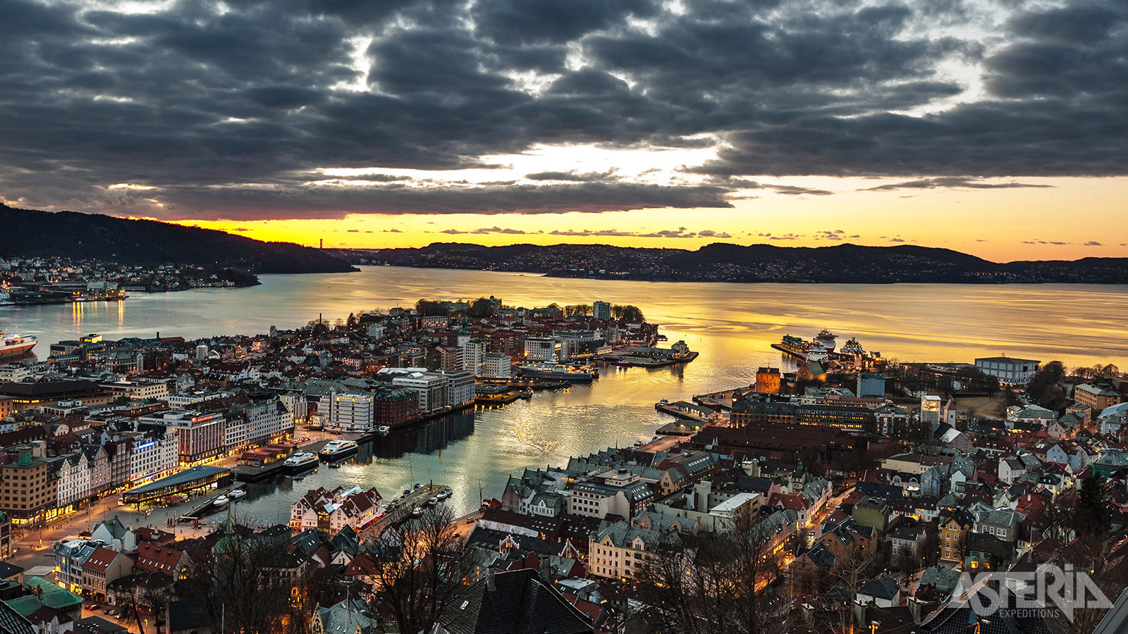 De Noorse Hanzestad Bergen dankt zijn naam aan het feit dat hij op zeven bergen is gebouwd