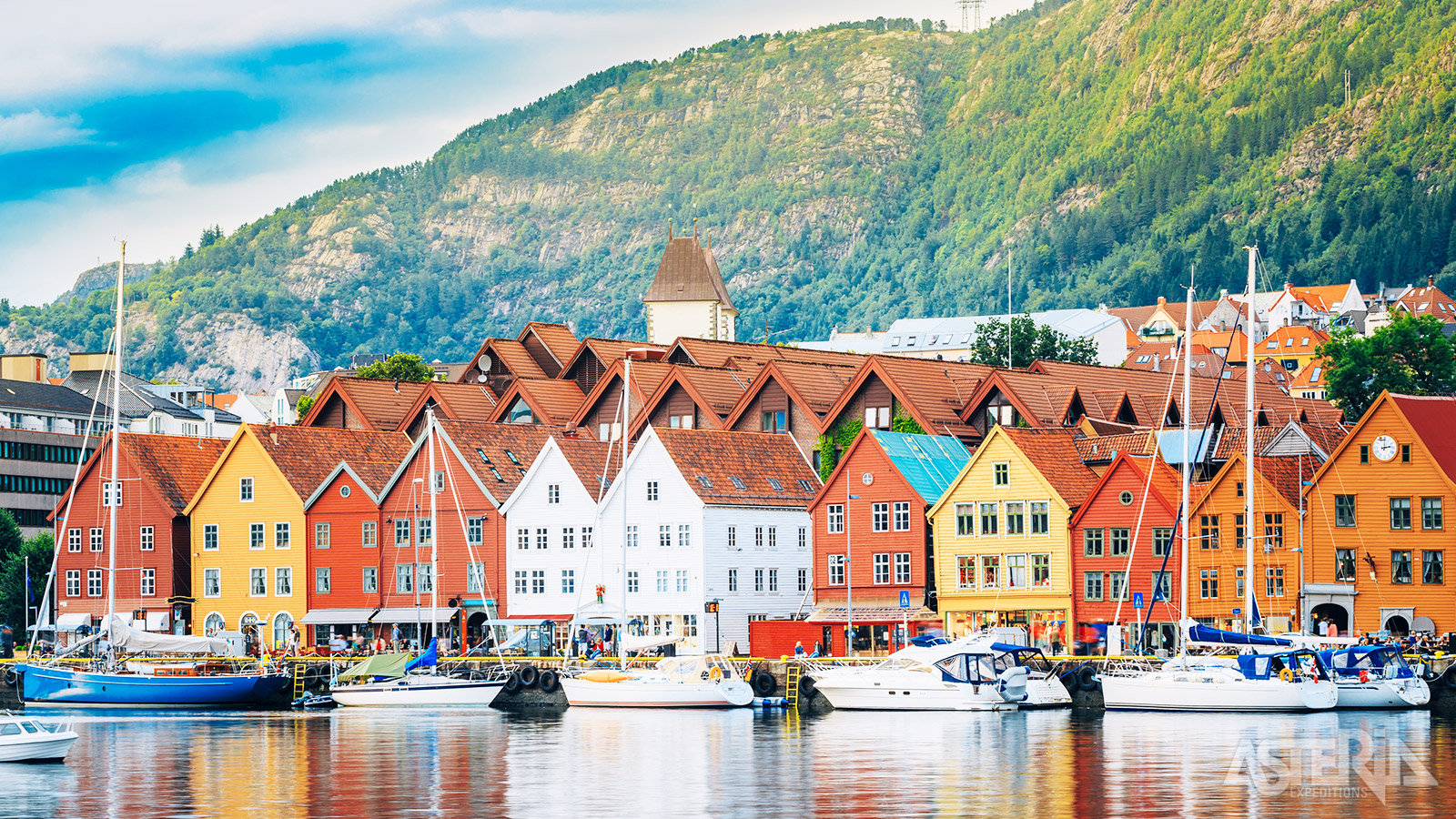 De oude kade van Bryggen omvat een kleurrijke handelshuizen uit de 14de tot 16de eeuw die door Unesco zijn erkend als werelderfgoed