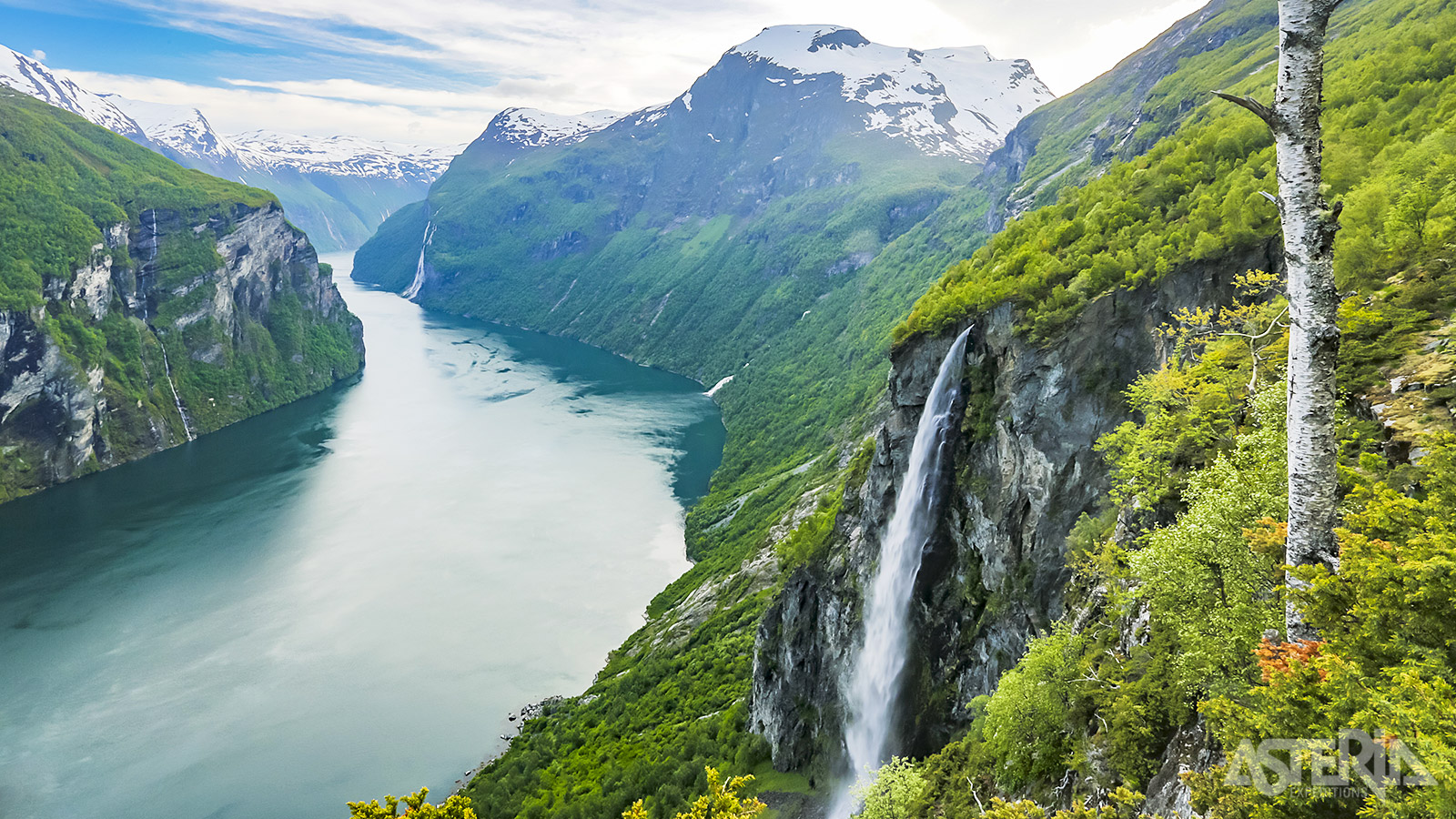 Met zijn natuurlijke schoonheid mag het geen verrassing zijn dat Geirangerfjord frequent lijstjes met meest spectaculaire plekken ter wereld voorkomt