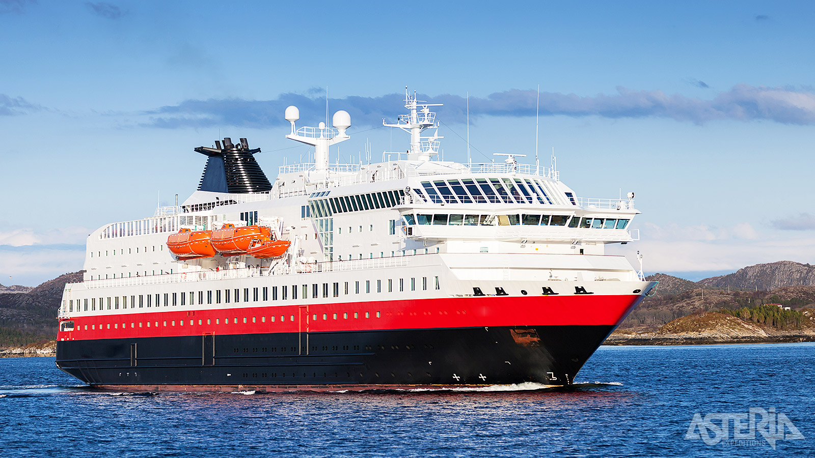 Een Hurtigruten schip  brengt je langs de schitterende kustlijn van Noorwegen