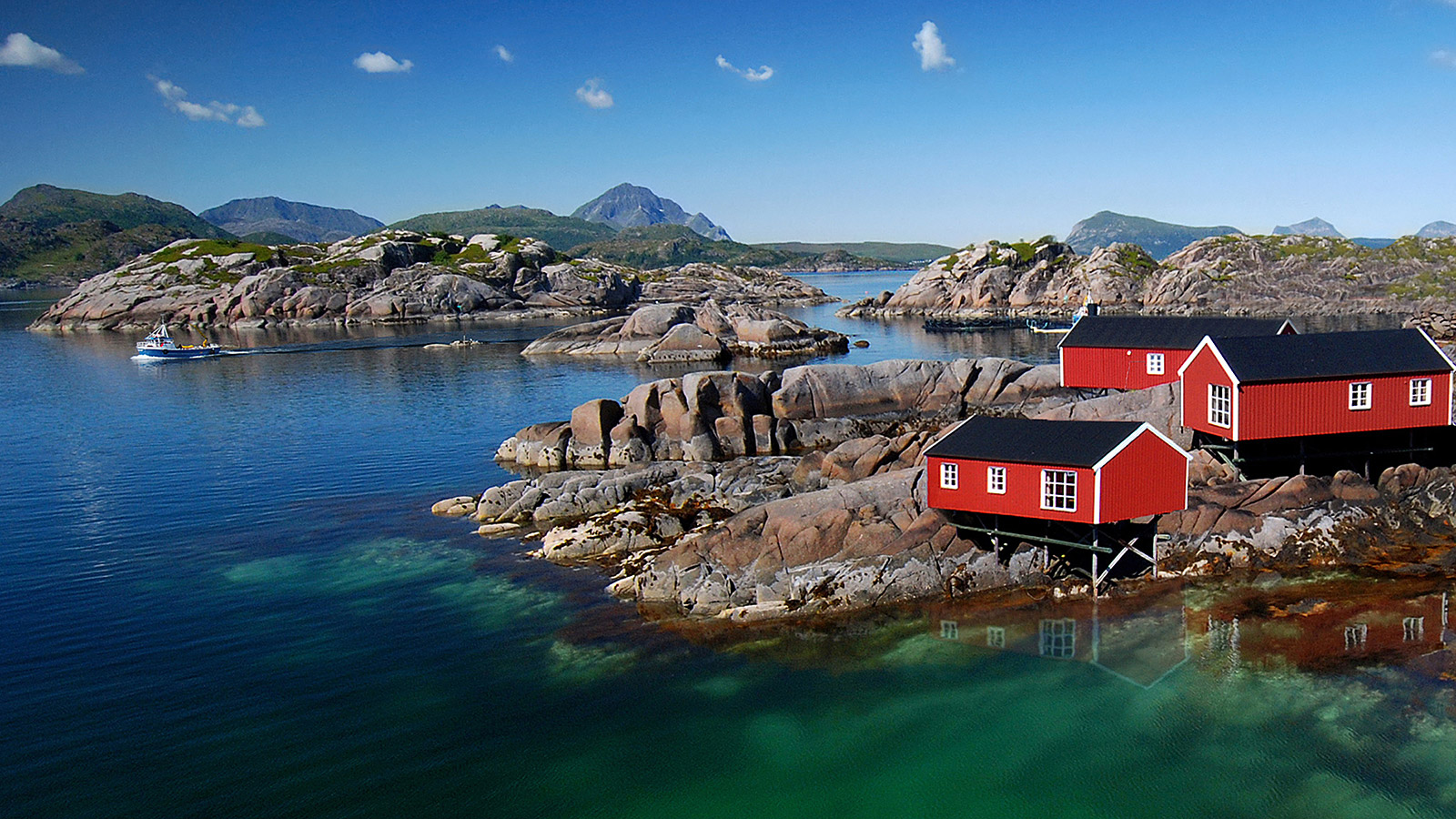 De Lofoten met hun typische, rode vissershuisjes op palen of rorbuer