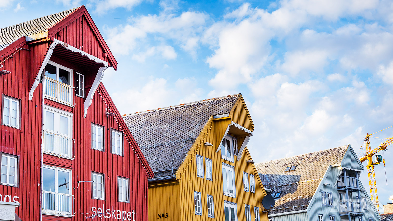 Maak een wandeling maken langs de kleurrijke houten huizen in het oude Tromsø