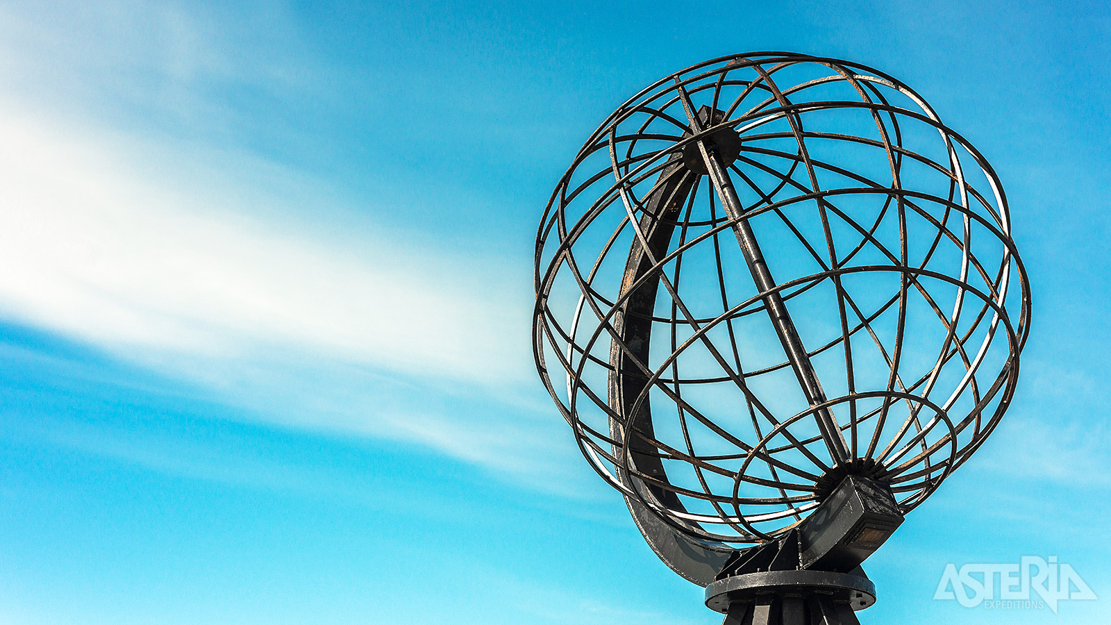 De metalen wereldbol op de Noordkaap staat symbool voor het bereiken van het noordelijkste puntje van het Europese continent
