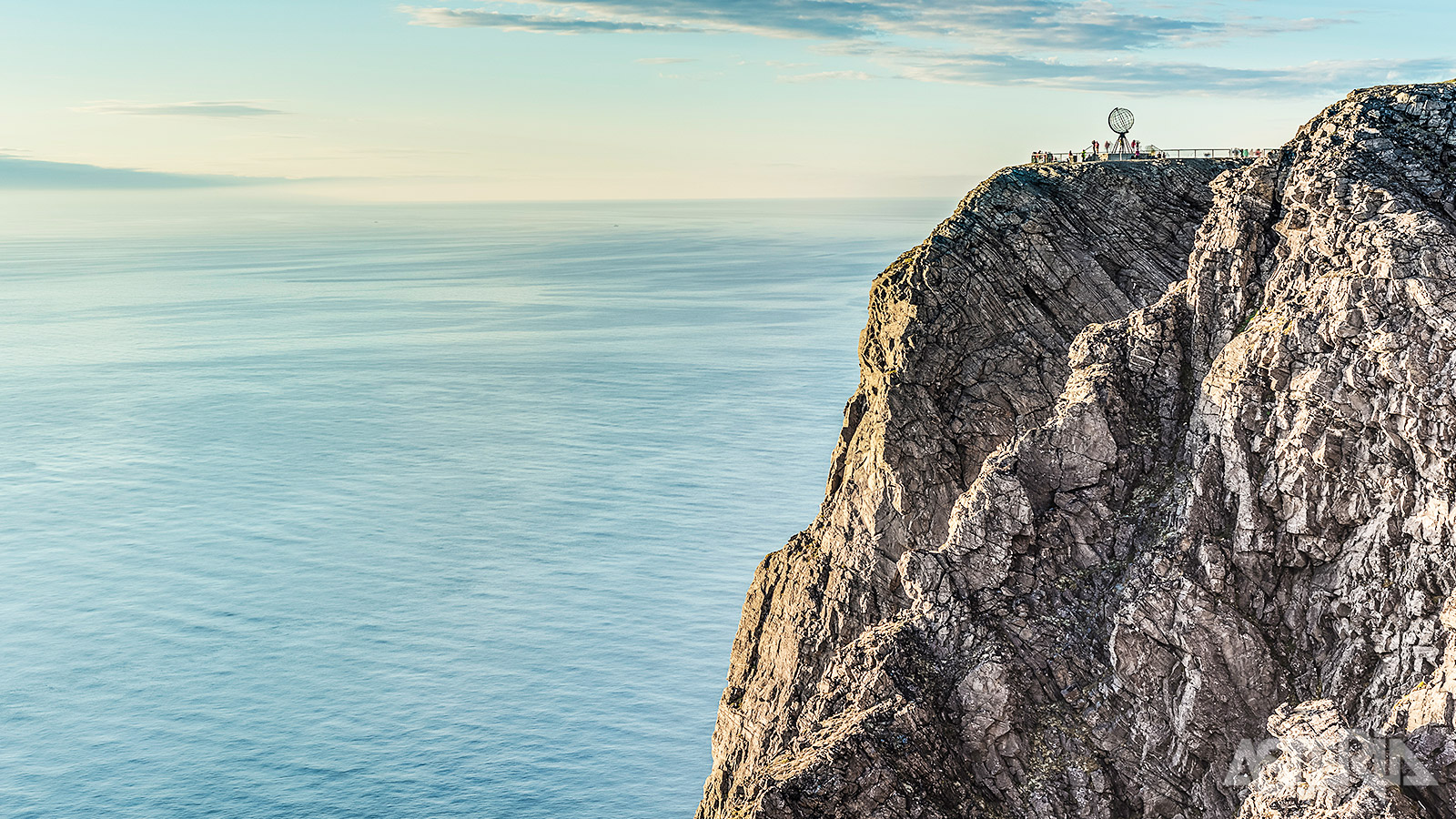 De Noordkaap is eigenlijk niet meer dan een steile rots, maar wel eentje van 307m met een spectaculair zicht op de Barentszzee