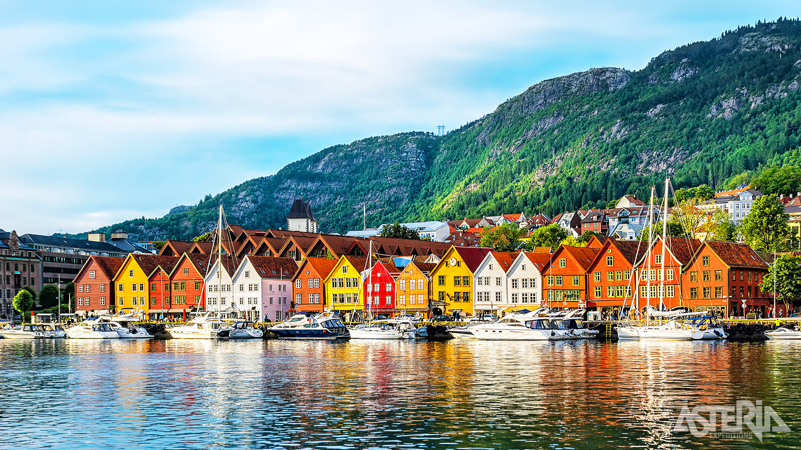 Bryggen is een historische havenkade in het hart van de Bergen, bekend om haar kleurrijke houten handelshuizen
