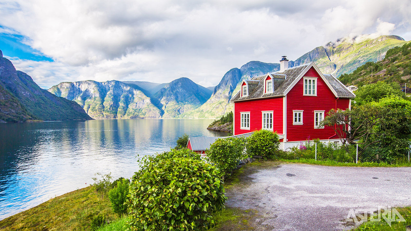De indrukwekkende Sognefjord is met zijn 204km de langste en diepste fjord van Noorwegen