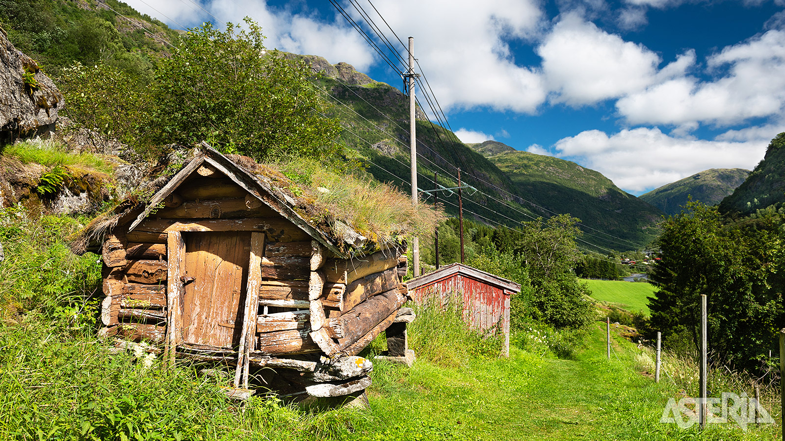 Tussen ruige rotsen en groene valleien kronkelt Vindhellavegen als een van Noorwegens meest fotogenieke routes