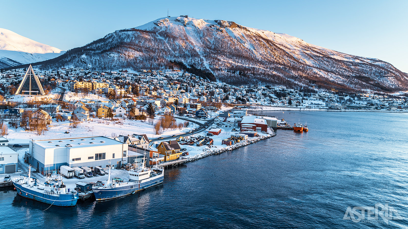De schilderachtige havenstad Tromsø staat bekend als de ’Poort naar de Noordpool’