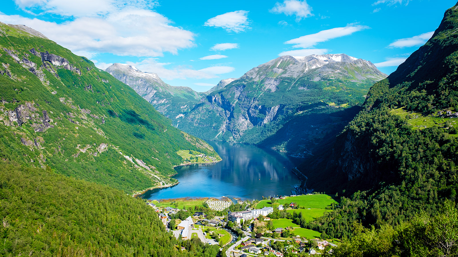 Geirangerfjord is een van de meest spectaculaire en bekendste fjorden van Noorwegen