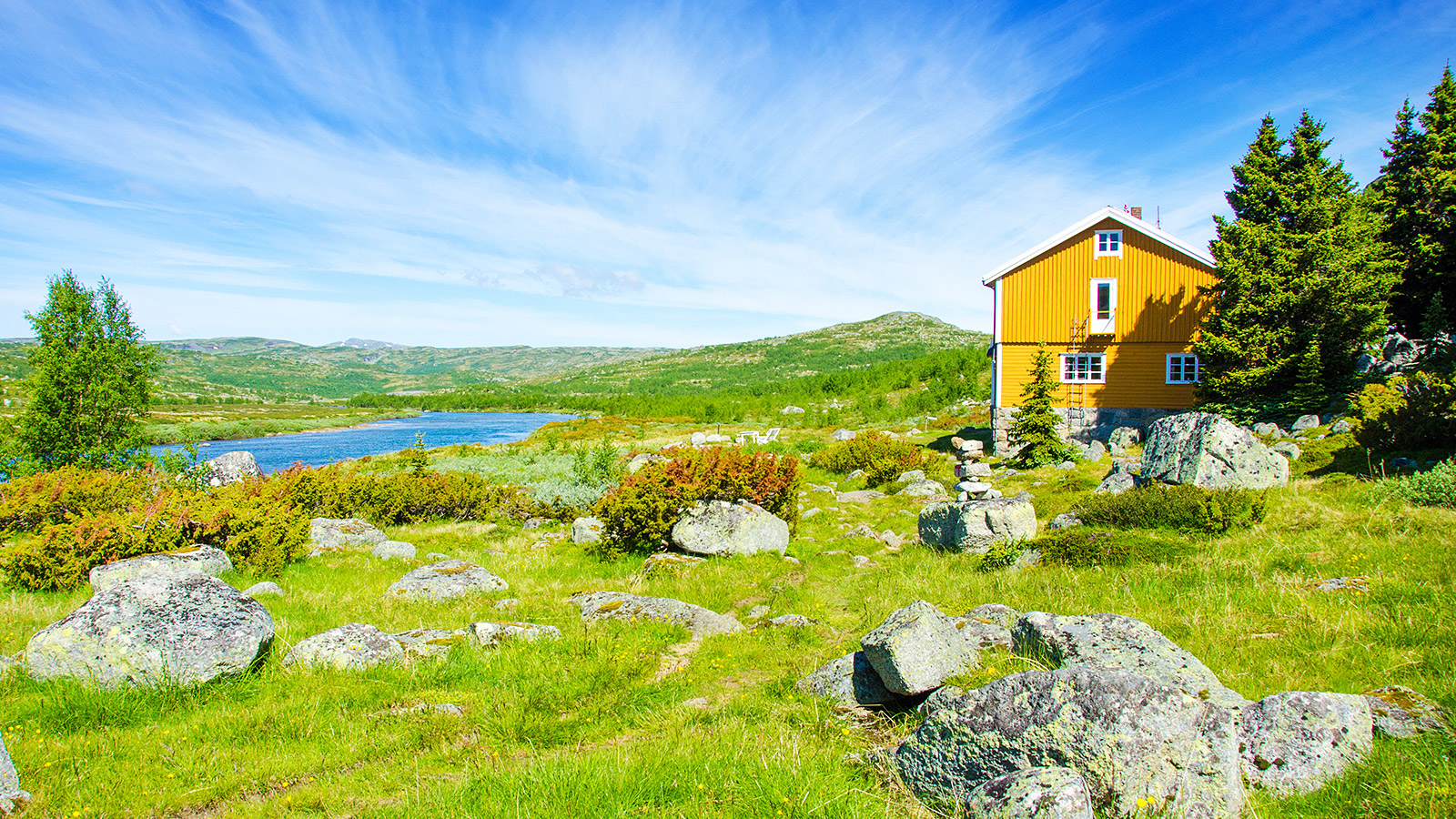 Hardangerfjord staat bekend om zijn steile bergwanden, watervallen, vruchtbare valleien en pittoreske dorpjes.