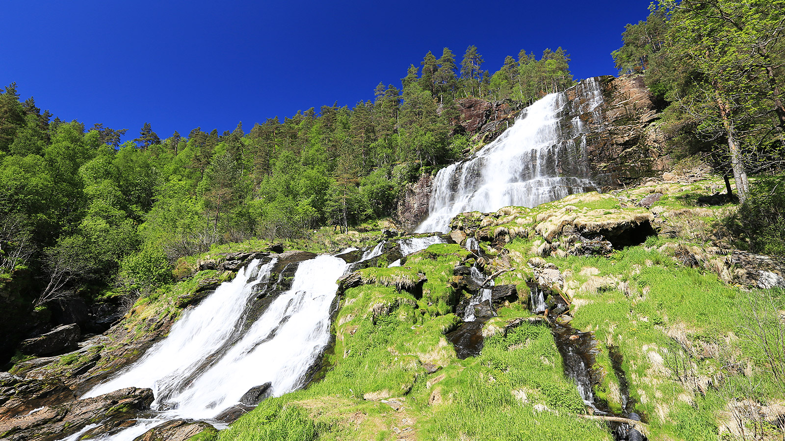 De Svandalsfossen is een indrukwekkende waterval in de buurt van Voss